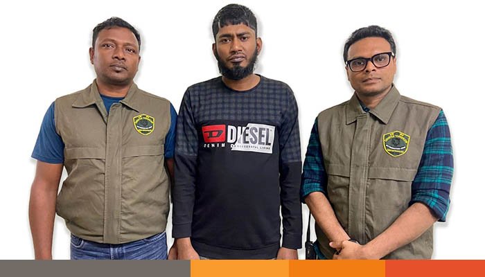 পুলিশ পরিচয়ে লক্ষ লক্ষ টাকা হাতিয়ে নেওয়া পেশাদার প্রতারক গ্রেফতার