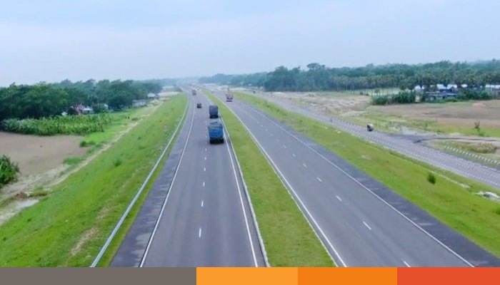 নিহত এক্সপ্রেসওয়েতে ট্রাকে যাত্রীবাহী বাসের ধাক্কা, নিহত ২