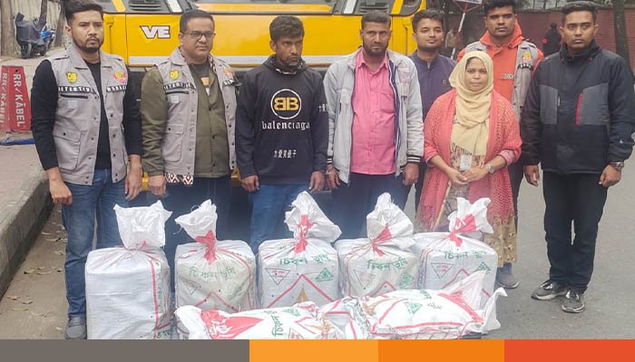 আটটি মুখপোড়া হনুমানসহ দুই পাচারকারী আটক