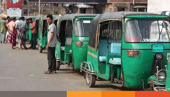 সিএনজিতে মিটারের বেশি ভাড়া নিলে মামলা-জরিমানার নির্দেশ বাতিল সিএনজিতে মিটারের বেশি ভাড়া নিলে মামলা-জরিমানার নির্দেশ বাতিল করেছে বিআরটিএ। সরকার নির্ধারিত মিটারের ভাড়ার অতিরিক্ত ভাড়া নিলে মামলা ও ৫০ হাজার টাকা পর্যন্ত জরিমানা করার নির্দেশনা প্রত্যাহার করা হয়েছে। রোববার (১৬ ফেব্রুয়ারি) সকালে বিআরটিএ পরিচালক (ইঞ্জিনিয়ারিং) শীতাংশু শেখর বিশ্বাস স্বাক্ষরিত একটি বিজ্ঞপ্তিতে বিষয়টি নিশ্চিত করেন। বিজ্ঞপ্তিতে বলা হয়, গ্যাস বা পেট্রোল চালিত ৪-স্ট্রোক থ্রি-হুইলার অটোরিকশার জন্য সরকার নির্ধারিত মিটারের ভাড়ার হারের, অতিরিক্ত ভাড়া আদায়ের অভিযোগের বিষয়ে মামলা রুজু করার নির্দেশনায় জারিকৃত আদেশটি নির্দেশক্রমে বাতিল করা হলো। এর আগে, মঙ্গলবার (১১ ফেব্রুয়ারি) সিএনজি বা পেট্রলচালিত অটোরিকশার চালক মিটারের বেশি ভাড়া আদায় করলে, মামলা দেওয়ার জন্য পুলিশকে নির্দেশ দেয় সরকারের নিয়ন্ত্রক সংস্থা বাংলাদেশ সড়ক পরিবহন কর্তৃপক্ষ (বিআরটিএ)। সড়ক পরিবহন আইনে ভাড়া সংক্রান্ত অপরাধে, চালকের বিরুদ্ধে সর্বোচ্চ ৫০ হাজার টাকা পর্যন্ত জরিমানার বিধান ছিলো। এর প্রতিবাদে মিটার অনুযায়ী ভাড়া না নেয়ার দাবিতে, আজ সকাল থেকে রাস্তা অবরোধ করে বিক্ষোভ করে সিএনজিচালিত অটোরিকশা চালকেরা। ১ দফা দাবিতে রাজধানীর রামপুরা, হাতিরঝিল, মিরপুর ১৪ ও ঢাকা-চট্টগ্রাম মহাসড়কসহ বেশ কিছু গুরুত্বপূর্ণ পয়েন্ট অবরোধ করে তারা। পরে এক পর্যায়ে তাদের দাবি মেনে নেয়া হয়।