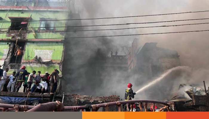সোয়া এক ঘণ্টা পর ইসলামবাগের আগুন নিয়ন্ত্রণে