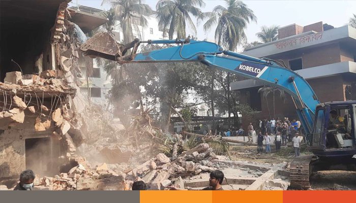 ধানমন্ডি ৩২-এ বাড়িতে ভাঙচুর চলছে সকালেও