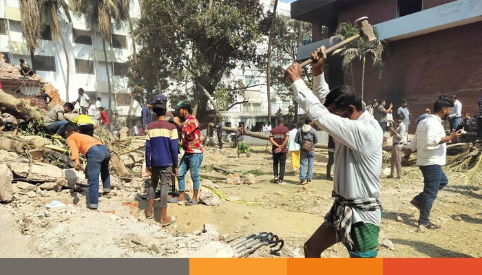 ধানমন্ডি ৩২: কেউ সেলফি তুলছেন, কেউ খুলে নিচ্ছেন ইট-রড