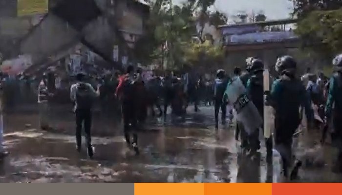 শাহবাগে শিক্ষকদের ওপর পুলিশের লাঠিচার্জ ও সাউন্ড গ্রেনেড নিক্ষেপ