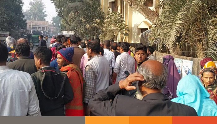 ভ্যান থেকে পড়ে বাসচাপায় প্রাণ গেল কৃষকের