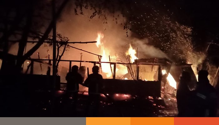 মধ্যরাতে কনটেন্ট ক্রিয়েটর কাফির বাড়িতে আগুন