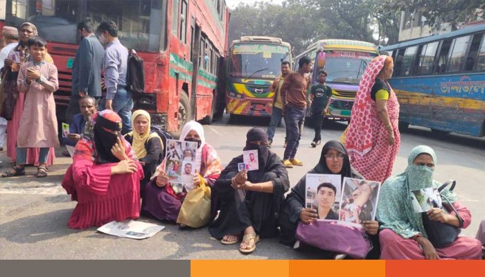 জুলাই অভ্যুত্থানে শহীদ পরিবারের সদস্যদের শাহবাগ অবরোধ