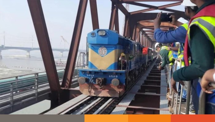 দীর্ঘ প্রতিক্ষার পর যমুনা রেল সেতু দিয়ে ট্রেন চলাচল শুরু দীর্ঘ প্রতিক্ষার পর যমুনা রেল সেতু দিয়ে ট্রেন চলাচল শুরু