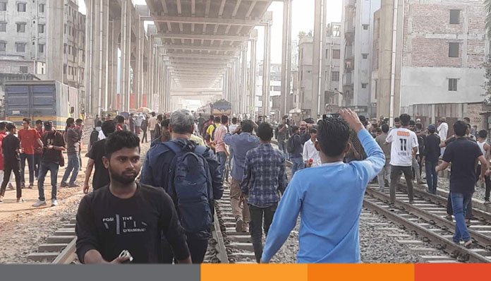 আবার ও রেলপথ অবরোধ করল তিতুমীর শিক্ষার্থীরা