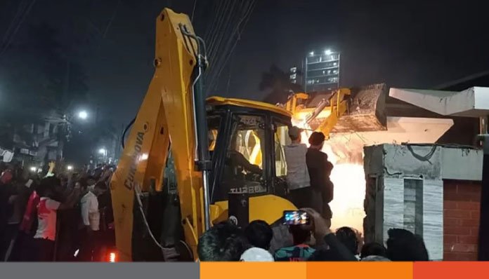 খুলনায় বুলডোজার দিয়ে গুঁড়িয়ে দেওয়া হচ্ছে ‘শেখ বাড়ি’