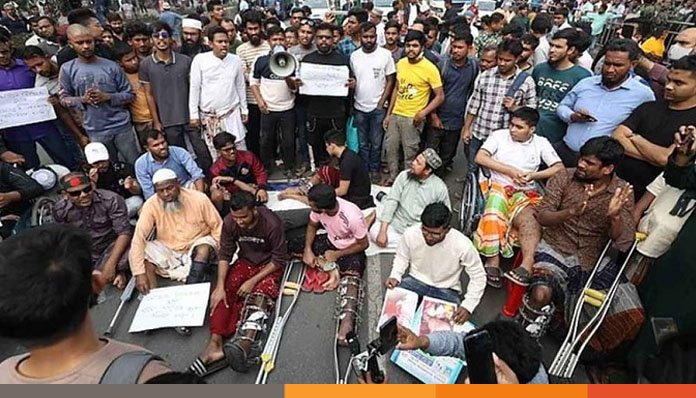 গণ-অভ্যুত্থানে আহতদের অবরোধ, মিরপুর রোডে যান চলাচল বন্ধ