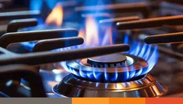 আজ ঢাকার যেসব এলাকায় ১৩ ঘণ্টা গ্যাস থাকবে না ঢাকা ম্যাস ট্রানজিট কোম্পানি লিমিটেডের আওতাধীন এমআরটি লাইন-১ এর ভূগর্ভস্থ স্টেশনের (নদ্দা) এলাইনমেন্ট হতে তিতাস গ্যাসের বিদ্যমান গ্যাস পাইপলাইন স্থানান্তর কাজ করা হবে। বৃহস্পতিবার (২০ ফেব্রুয়ারি) রাজধানীর বিভিন্ন এলাকায় ১৩ ঘণ্টা গ্যাস থাকবে না। গতকাল বুধবার তিতাস গ্যাস কর্তৃপক্ষ এক বিজ্ঞপ্তিতে এ তথ্য জানিয়েছে। বিজ্ঞপ্তিতে বলা হয়, বৃহস্পতিবার সকাল ১০টা থেকে রাত ১১টা পর্যন্ত ঢাকার গ্রামীণফোন প্রধান কার্যালয়, নর্থ-সাউথ বিশ্ববিদ্যালয়, ইউনিক হোটেল, যুক্তরাষ্ট্র দূতাবাস, অনন্ত এনার্জি রিসোর্স, পিনাকল পাওয়ার, প্রগতি সিএনজিসহ কুড়িল বিশ্বরোড থেকে শাহজাদপুর সুবাস্তু টাওয়ার পর্যন্ত এলাকায় সব শ্রেণির গ্রাহকের গ্যাস সরবরাহ বন্ধ থাকবে। এছাড়াও আশেপাশের এলাকায় গ্যাসের স্বল্পচাপ বিরাজ করতে পারে। এসময় গ্রাহকদের সাময়িক অসুবিধার জন্য আন্তরিকভাবে দুঃখ প্রকাশ করেছে তিতাস গ্যাস কর্তৃপক্ষ।