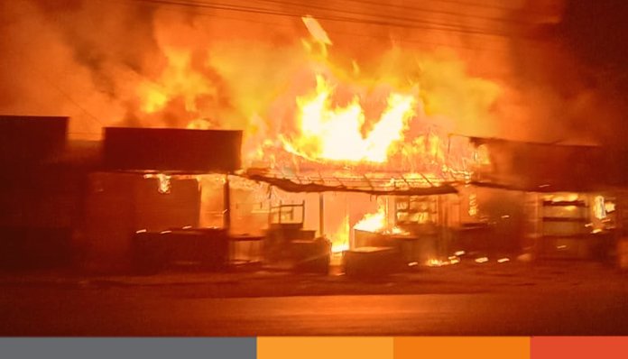 ঝিনাইদহে আগুনে পুড়ল ১২টি দোকান,কোটি টাকার ক্ষতি ঝিনাইদহে আগুনে পুড়ল ১২টি দোকান,কোটি টাকার ক্ষতি