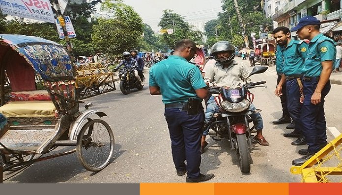 ট্রাফিক আইন লঙ্ঘনে ডিএমপির ১৯১১ নতুন মামলা ট্রাফিক আইন লঙ্ঘনে ডিএমপির ১৯১১ নতুন মামলা