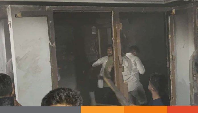 ধানমন্ডির ৩২ নম্বরে ভাঙচুর ও অগ্নিসংযোগ