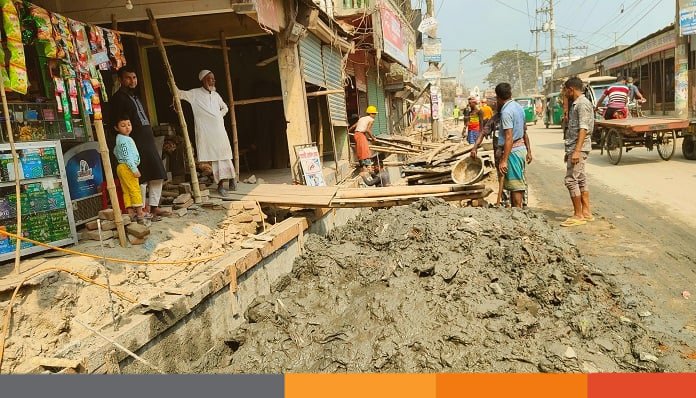 নারায়ণগঞ্জ নগরীতে মূল সড়কে ড্রেন নির্মাণে ধীরগতিতে দুর্ভোগ