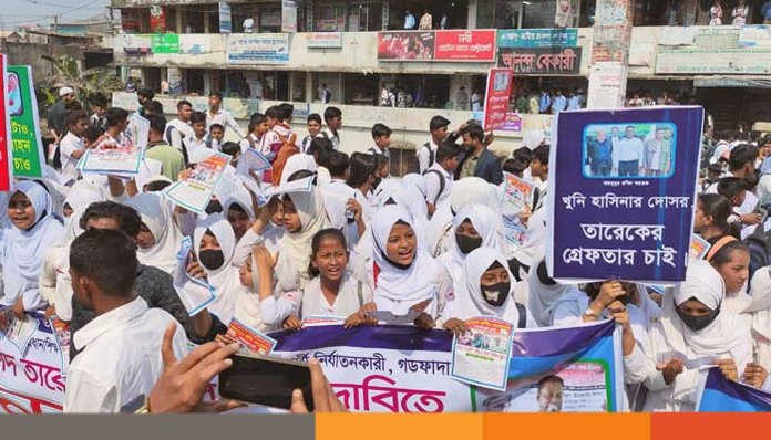 নোয়াখালীতে প্রধান শিক্ষকের অপসারণ চেয়ে শিক্ষার্থীদের সড়ক অবরোধ নোয়াখালীতে প্রধান শিক্ষকের অপসারণ চেয়ে শিক্ষার্থীদের সড়ক অবরোধ