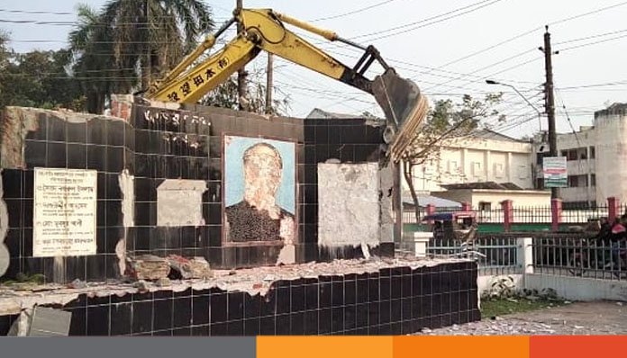 পটুয়াখালীতে ভেঙ্গে ফেলা হয়েছে শেখ মুজিবুর রহমান ও শেখ রাসেলের চারটি ম্যুরাল