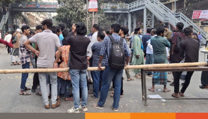 বাঁশ দিয়ে তিতুমীরের সামনের রাস্তা আটকে দিলেন শিক্ষার্থীরা