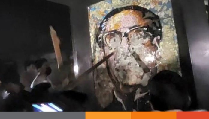 ভাঙা হলো বঙ্গবন্ধু ম্যুরাল, বুলডোজার ছাড়াই গুঁড়িয়ে দেওয়ার ঘোষণা