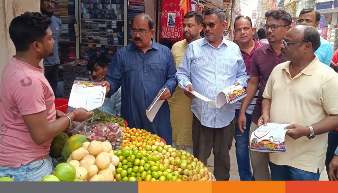 রমজানে নিত্যপণ্যের মুল্য স্বাভাবিক রাখতে ঝিনাইদহে ব্যবসায়ীদের লিফলেট বিতরণ