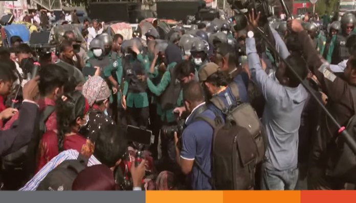 শাহবাগ অবরোধ করলেন প্রাথমিকের সুপারিশপ্রাপ্ত সহকারী শিক্ষকরা