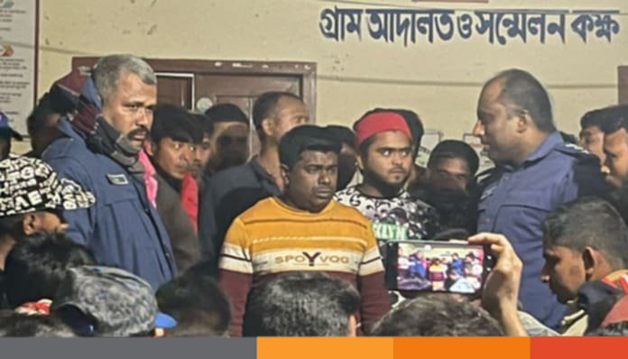 স্কুল ছাত্রীকে হয়রানির অভিযোগে আটক