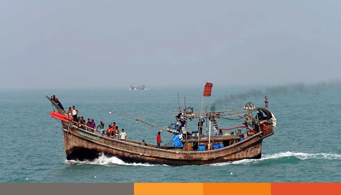 বঙ্গোপসাগরে মাছ শিকারের সময় কক্সবাজারের টেকনাফের ছয়টি মাছ ধরার ট্রলারসহ ৫৬ জেলেকে ধরে নিয়ে গেছে আরাকান আর্মি। অস্ত্রের মুখে ধরে নিয়ে যাওয়ার কথা বলেছে স্থানীয় জেলে ও ট্রলার মালিক সমিতি। বুধবার (৫ মার্চ) দিবাগত রাত ১২টা পেরুলেও ট্রলারগুলো ছেড়ে দেয়া হয়েছে বলে কোনো তথ্য পাওয়া যায়নি। এসব জেলেকে ধরে নিয়ে যাওয়ার তথ্য দিয়ে সমিতির নেতারা বলছেন, তাদের ধারণা মিয়ানমারের বিদ্রোহী গোষ্ঠি ‘আরাকান আর্মি’ তাদের ধরে নিয়ে গেছে। এর আগে, এদিন দুপুরে এসব জেলেদের ধরে নিয়ে যাওয়ার বিষয়টি নিশ্চিত করেন টেকনাফ উপজেলা নির্বাহী কর্মকর্তা (ইউএনও) শেখ এহসান। জানতে চাইলে টেকনাফ উপজেলা নির্বাহী কর্মকর্তা বলেন, ছয়টি ট্রলারসহ ৫৬ জেলেকে ধরে নিয়ে যাওয়ার বিষয়টি তিনি শুনেছেন। কোস্টগাড ও বিজিবির সঙ্গে এ বিষয়ে তিনি কথা বলেছেন। তাদের ফেরত আনার কাজ চলছে। স্থানীয়রা জানান, বুধবার দুপুরে সেন্টমার্টিনের দক্ষিণের বঙ্গোপসাগরে মাছ শিকারের সময় অস্ত্রের মুখে আরাকান আর্মি ট্রলারগুলো নিয়ে যায়। ট্রলারগুলো এখনো ছেড়ে দেয়া হয়নি। ট্রলারে থাকা জেলেরা শাহপরীর দ্বীপ ও আশপাশের এলাকার বাসিন্দা। এ বিষয়ে টেকনাফ সাবরাং ইউনিয়ন পরিষদের ৭ নম্বর ওয়ার্ড সদস্য আবদুল মান্নান জানান, সেন্টমার্টিনের দক্ষিণের বঙ্গোপসাগরে মাছ শিকারের সময় অস্ত্রের মুখে জিম্মি করে ৫৬ জনকে ট্রলারসহ আরকান আর্মি নিয়ে গেছে। এখন পর্যন্ত তাদের খোঁজ পাওয়া যায়নি। ট্রলার মালিক সমিতির মতে, যে ছয়টি ট্রলার নিয়ে গেছে তার মধ্যে মোহাম্মদ শফিকের দুইটি, বশির আহমদ, মোহাম্মদ আমিন, নুরুল আমিন ও আবদুর রহিমের একটি ট্রলার রয়েছে। শাহ পরীর দ্বীপ দক্ষিণ পাড়ার ট্রলার মালিক সমিতির সভাপতি বশির আহমেদ জানিয়েছেন, দুপুরে সেন্টমার্টিনের দক্ষিণে সাগরে মাছ ধরার সময় তার মালিকানাধীন একটিসহ ৬টি ট্রলার আটক করে আরাকান আর্মি। ছয়টি ট্রলারে মোট ৫৬ জন মাঝিমাল্লা ছিল।