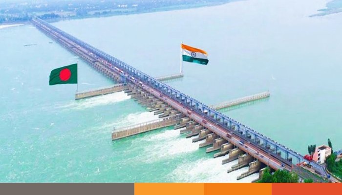 গঙ্গার পানিবণ্টন : সফল হলো না বাংলাদেশ-ভারত বৈঠক গঙ্গা নদীর পানিবণ্টন নিয়ে বাংলাদেশ ও ভারতের মধ্যে অনুষ্ঠিত বৈঠক সফল হয়নি। ফারাক্কায় গঙ্গার পানি মাপার পর দুইদিন ধরে বৈঠক চালালেও, কোনো সমাধানে পৌঁছানো সম্ভব হয়নি। প্রথমদিকে সব কিছু ঠিকঠাক এগোলেও, শেষপর্যন্ত আলোচনায় জটিলতা দেখা দেয়। দুই দেশের প্রতিনিধিরা একসঙ্গে ফারাক্কায় গঙ্গার পানি মাপেন। প্রথম দিন গঙ্গার পানিবণ্টন নিয়ে আলোচনা হয় এবং দুই দেশের প্রতিনিধিদলের নেতারা বৈঠকের মিনিটসে সই করেন। দ্বিতীয় দিনের বৈঠক ছিল সীমান্তের নদীগুলো নিয়ে, কিন্তু সেই বৈঠকের পর মিনিটসে সই হয়নি। বাংলাদেশের প্রতিনিধি দলের নেতা মোহাম্মদ আবুল হোসেন জানিয়েছেন, পরিকল্পনা মতো আমাদের বৈঠক হয়েছে, তবে এর থেকে বেশি কিছু এই মুহূর্তে বলা সম্ভব নয়। ভারতের পক্ষ থেকে কেউ এ বিষয়ে মুখ খোলেননি, এবং বৈঠক শেষে সাংবাদিক সম্মেলনও হয়নি। কোনো মন্তব্য করা হয়নি। শুক্রবারের বৈঠকে ভারত ও বাংলাদেশের মধ্যে তথ্য ভাগাভাগি, বন্যা রিপোর্ট এবং সীমান্ত নদীগুলো নিয়ে দুই দেশের পরিকল্পনা নিয়ে আলোচনা হয়। একাধিক বিষয় নিয়ে আলোচনা হলেও কোনো সিদ্ধান্তে পৌঁছানো সম্ভব হয়নি। ফলস্বরূপ, বৈঠকের পর এখনও মিনিটসে সই করা হয়নি, এমনটি সূত্র জানিয়েছে। গত বছর বন্যায় একাধিক সীমান্ত নদীতে ব্যাপক ক্ষয়ক্ষতি হয়েছে, এবং বেশ কিছু জায়গায় বাঁধ ভেঙে পড়েছে। সীমান্ত নদী হওয়ার কারণে এসব মেরামতের জন্য দুই দেশের সম্মতি প্রয়োজন। সূত্র জানাচ্ছে, ৭ মার্চের বৈঠকে বাংলাদেশ এই নদীগুলোর মেরামতের কাজ শুরু করতে চেয়েছিল, কিন্তু ভারত এখনও তাদের সম্মতি দেয়নি। তারা বিষয়টি প্রথমে খতিয়ে দেখতে চায়। তথ্য ভাগাভাগির বিষয়টি আলোচনা হয়েছে এবং ভারত তাতে রাজি থাকলেও তা মিনিটসের খাতায় তোলা নিয়ে সমস্যা দেখা যায়। ফলে, শেষ পর্যন্ত মিনিটস-এ সই হয়নি। গঙ্গা পানিবণ্টন চুক্তি মেনে পানি ভাগাভাগি হচ্ছে কিনা, তা প্রতি বছর বাংলাদেশ থেকে ভারতে যান প্রতিনিধিরা। এবছর ৪ মার্চ ফারাক্কায় গিয়ে পানি মাপার পর তারা জানান, ভাগাভাগি নিয়ে তারা সন্তুষ্ট। তবে তারা এটাও উল্লেখ করেন, এবছর পানি কম থাকার কারণে দুই দেশই কম পরিমাণ পানি পাচ্ছে। এরপর, ৬ মার্চ ভারত বাংলাদেশের প্রতিনিধিদের মধ্যে গঙ্গা পানিবণ্টন, গঙ্গায় কম পানি এবং নদীর বর্তমান পরিস্থিতি নিয়ে আলোচনা হয়। মিটিং শেষে আলোচনার সারাংশে সই করেন ভারত ও বাংলাদেশ প্রতিনিধিদলের নেতা শরদ চন্দ্র এবং মোহাম্মদ আবুল হোসেন। সূত্রের জানিয়েছে, সাময়িক জটিলতা কেটে গেলে পরবর্তীকালে সই হতে পারে।