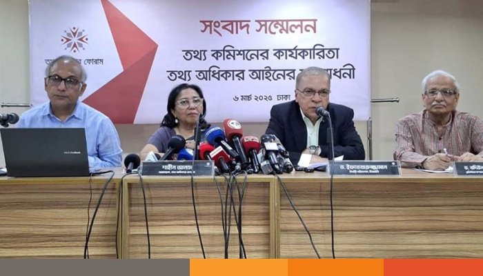 তথ্য কমিশনকে সাংবিধানিক প্রতিষ্ঠান হিসেবে প্রতিষ্ঠার প্রস্তাব দেশে গণতন্ত্র সুসংহত করার জন্য তথ্য কমিশন যেন স্বাধীনভাবে কাজ করতে পারে, তা নিশ্চিত করতে এটিকে সাংবিধানিক স্বাধীন সংস্থা হিসেবে প্রতিষ্ঠা করার প্রস্তাব করা হয়েছে। বৃহস্পতিবার (৬ মার্চ) ধানমন্ডিতে টিআইবি কার্যালয়ে তথ্য অধিকার ফোরামের আয়োজনে তথ্য কমিশনের কার্যকারিতা ও তথ্য অধিকার আইনের সংশোধনী- শীর্ষক সংবাদ সম্মেলনে এই প্রস্তাব করা হয়। একইসঙ্গে তথ্য অধিকার আইন, ২০০৯ এর বেশ কিছু সংশোধনীর প্রস্তাব করা হয়েছে। গত ছয় মাস ধরে দেশে তথ্য কমিশন নেই, সরকার কমিশনার নিয়োগে কোন উদ্যোগ না নেওয়ার সমালোচনা করেন ফোরামের নেতারা। তথ্য অধিকার আইনের লক্ষ্য ও উদ্দেশ্য অর্জন নিশ্চিত করতে তথ্য কমিশনকে স্বাধীন সাংবিধানিক প্রতিষ্ঠান হিসেবে প্রতিষ্ঠা করার প্রস্তাব দিয়েছে তথ্য অধিকার ফোরাম। সংবাদ সম্মেলনে উপস্থিত ছিলেন তথ্য অধিকার ফোরামের আহ্বায়ক ও মানুষের জন্য ফাউন্ডেশনের নির্বাহী পরিচালক শাহীন আনাম, মিডিয়া রিসোর্সেস ডেভেলপমেন্ট ইনিশিয়েটিভ (এমআরডিআই)-এর নির্বাহী পরিচালক হাসিবুর রহমান, সুশাসনের জন্য নাগরিক-সুজন এর প্রতিষ্ঠাতা সম্পাদক বদিউল আলম মজুমদার এবং ট্রান্সপারেন্সি ইন্টারন্যাশনাল বাংলাদেশের (টিআইবি)- নির্বাহী পরিচালক ড. ইফতেখারুজ্জামান। টিআইবির নির্বাহী পরিচালক ড. ইফতেখারুজ্জামান বলেন, ছয় মাস ধরে দেশে তথ্য কমিশন কার্যকর নেই। এটা বিশ্বের মাঝে বিরল ও দেশের জন্য বিব্রতকর। এর দায় অন্তর্বর্তী সরকারের ওপর বর্তায়। এসময় তথ্য অধিকার আইনে রাজনৈতিক দলগুলোকেও যুক্ত করার প্রস্তাব দেন সুশাসনের জন্য নাগরিকের (সুজন) সম্পাদক বদিউল আলম মজুমদার। তিনি বলেন, রাজনৈতিক দলগুলোকেও তথ্য অধিকার আইনের অধীনে আনা প্রয়োজন। রাজনৈতিক দলের স্বচ্ছতা ও জবাবদিহিতা খুব জরুরি। রাজনৈতিক দল যদি স্বচ্ছ ও জবাবদিহি না হয়, তাহলে অতীতে যা ঘটেছে, তার পুনরাবৃত্তি ঘটতে পারে।
