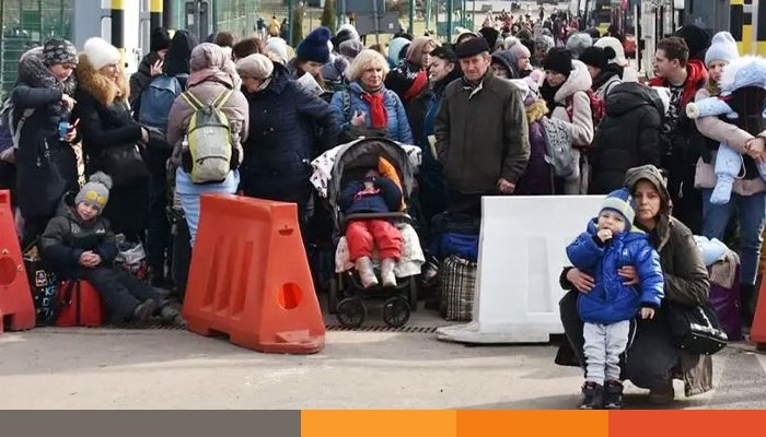 এবার আড়াই লাখ ইউক্রেনীয়কে ফেরত পাঠাচ্ছেন ট্রাম্প ইউক্রেন-রাশিয়ার যুদ্ধ শুরুর পর বহু ইউক্রেনীয় পৃথিবীর বিভিন্ন দেশে আশ্রয় নেন। যার মধ্যে ২ লাখ ৪০ হাজার জন টেম্পরারি লিগ্যাল স্টেটাসের মাধ্যমে আশ্রয় নেয় যুক্তরাষ্ট্রে। সেসব ইউক্রেনীয়দের নিজ দেশে ফেরত পাঠাতে যাচ্ছেন প্রেসিডেন্ট ডোনাল্ড ট্রাম্প। বৃহস্পতিবার (৬ মার্চ) ব্রিটিশ বার্তা সংস্থা রয়টার্স সংশ্লিষ্ট এক কর্মকর্তা ও তিনটি সূত্রের বরাতে এই তথ্য জানিয়েছে। ইউক্রেনীয় শরণার্থীদের টেম্পরারি লিগ্যাল স্টেটাস বাতিল করা হলে তাদের দ্রুত সময়ের মধ্যে ফেরত পাঠানোর প্রক্রিয়া শুরু হবে। যা আগামী এপ্রিলে শুরু হতে পারে বলে ধারণা করা হচ্ছে। চলতি বছরের জানুয়ারিতে যুক্তরাষ্ট্রের প্রেসিডেন্ট হিসেবে শপথ নেওয়ার পরপরই দেশটি থেকে অবৈধ অভিবাসী ও টেম্পরারি লিগ্যাল স্টেটাসের আওতায় অবস্থানরতদের ফেরত পাঠানোর উদ্যোগ নেন ডোনাল্ড ট্রাম্প। এরই মধ্যে ভারতসহ বেশ কয়েকটি দেশে কয়েক ধাপে কয়েক হাজার নাগরিককে ফেরত পাঠিয়েছে ওয়াশিংটন। এবার সেই ধারাবাহিকতায় লক্ষাধিক ইউক্রেনীয়কে ফেরত পাঠাতে যাচ্ছেন ট্রাম্প। রয়টার্স আরও জানিয়েছে, গত সপ্তাহে ট্রাম্প ও ভলোদিমির জেলেনস্কির মধ্যে প্রকাশ্য বাগ্বিতণ্ডার আগেই ইউক্রেনীয়দের ফেরত পাঠানোর ব্যাপারে আলোচনা শুরু হয়। বাইডেনের আমলে প্রায় ১৮ লাখ মানুষকে অস্থায়ী আশ্রয় প্রকল্পের আওতায় যুক্তরাষ্ট্রে প্রবেশের সুযোগ দেওয়া হয়েছিল। এখন সেগুলো বাতিলের চেষ্টা করছে ট্রাম্প প্রশাসন। ২০২২ সালে রাশিয়ার পূর্ণ মাত্রার সামরিক হামলার পর লাখ লাখ ইউক্রেনীয় পৃথিবীর বিভিন্ন দেশে আশ্রয় নেন। যার মধ্যে ২ লাখ ৪০ হাজার জন যান যুক্তরাষ্ট্রে। এবার এই ইউক্রেনীয়দের নিজ দেশে ফেরত যেতে হচ্ছে। তারা টেম্পরারি লিগ্যাল স্টেটাসের মাধ্যমে যুক্তরাষ্ট্রে আশ্রয় নিয়েছিলেন। রাশিয়া ইউক্রেনে হামলা করার পর সাবেক মার্কিন প্রেসিডেন্ট জো বাইডেন ইউক্রেনীয়দের উষ্ণভাবে বরণ করে নেন। এখন ঠিক তার উল্টোটা ঘটতে যাচ্ছে। ২ লাখ ৪০ হাজার ইউক্রেনীয় ছাড়াও ৫ লাখ ৩০ হাজার কিউবিয়ান, হাইতিয়ান, নিকারাগুয়ান ও ভ্যানেজুয়েলান্সের অস্থায়ী আশ্রয় বাতিল করতে যাচ্ছে যুক্তরাষ্ট্র। এরপর দ্রুত সময়ের মধ্যে তাদের নিজ দেশে ফেরত পাঠানো হবে। ফেরত পাঠানোর এই তালিকায় রয়েছেন ৭০ হাজার আফগানও। যারা যুক্তরাষ্ট্র ও তালেবানের মধ্যকার যুদ্ধে যুক্তরাষ্ট্রকে সহায়তা করেছিলেন। ২০২১ সালে তালেবান আফগানিস্তানের ক্ষমতা দখল করলে, গোষ্ঠীটির ভয়ে এসব আফগান নাগরিক ভয়ে দেশ থেকে পালিয়ে যান। তাদেরকেও এবার নিজ দেশে ফিরতে হচ্ছে।