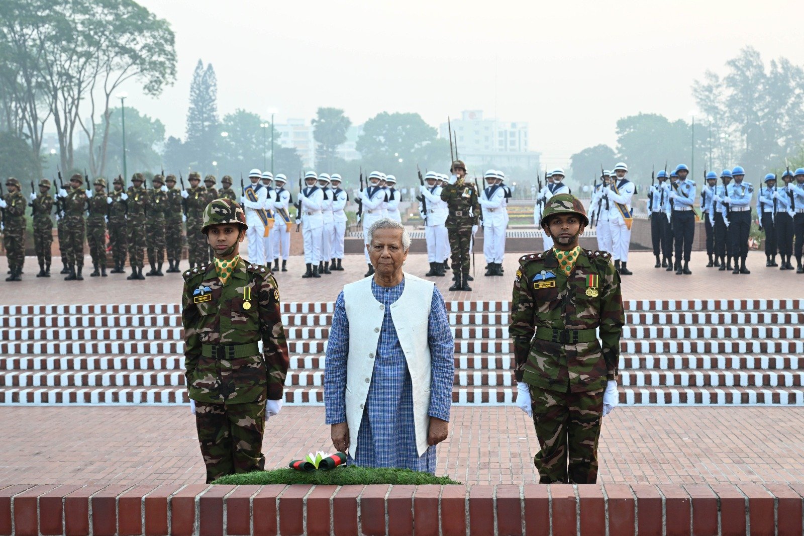 স্মৃতিসৌধে রাষ্ট্রপতি ও প্রধান উপদেষ্টার শ্রদ্ধা