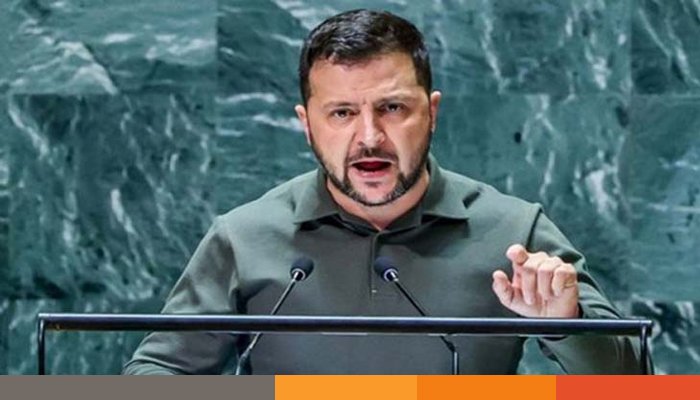 রাশিয়ার জয়যাত্রা অব্যাহত, বিপরীতে সংলাপে প্রতিশ্রুতিবদ্ধ জেলেনস্কি চলমান রাশিয়া-ইউক্রেন যুদ্ধে রুশ বাহিনীর জয়যাত্রা অব্যাহত থাকলেও, ইউক্রেনের অবস্থান বিপরীত। দেশটির প্রেসিডেন্ট ভলোদিমির জেলেনস্কি এখন সংলাপের দিকে নজর দিয়েছেন এবং বলেছেন, তিনি যুক্তরাষ্ট্রের সঙ্গে সংলাপে প্রতিশ্রুতিবদ্ধ। সোমবার (১০ মার্চ) এক প্রতিবেদনে এই তথ্য জানিয়েছে সংবাদমাধ্যম আল জাজিরা। সংবাদমাধ্যমের খবরে বলা হয়েছে, ইউক্রেনের সুমি অঞ্চল এবং রাশিয়ার কুরস্ক অঞ্চলে নতুন সাফল্য অর্জন করেছে মস্কো। অন্যদিকে, ইউক্রেনের প্রেসিডেন্ট ভলোদিমির জেলেনস্কি জানিয়েছেন, তিনি সৌদি আরবে রাশিয়া-ইউক্রেন যুদ্ধের অবসান নিয়ে আলোচনার আগে মার্কিন প্রতিনিধিদের সঙ্গে গঠনমূলক সংলাপে বসতে সম্পূর্ণ প্রতিশ্রুতিবদ্ধ। মার্কিন ও ইউক্রেনীয় আলোচকরা মঙ্গলবার লোহিত সাগরের তীরবর্তী শহর জেদ্দায় আলোচনায় বসবেন, যেখানে মার্কিন প্রেসিডেন্ট ডোনাল্ড ট্রাম্পের প্রশাসন যুদ্ধবিরতি এবং শান্তি চুক্তির জন্য একটি কাঠামো নিশ্চিত করার লক্ষ্যে জোরকদমে কাজ করছে। আসন্ন আলোচনা সত্ত্বেও, রাশিয়ার প্রতিরক্ষা মন্ত্রণালয় এক ব্রিফিংয়ে জানায়, তাদের বাহিনী কুরস্ক সীমান্তের কাছে সুমি অঞ্চলের ছোট্ট গ্রাম নোভেনকে মুক্ত করেছে। মস্কো কুরস্কের লেবেদেভকা, মালায়া লোকনিয়া, চেরকাসকোয়ে পোরেচনয়ে এবং কোসিৎসা গ্রাম পুনরুদ্ধারের ঘোষণাও দেয়। রাশিয়া ২০২২ সালে সর্বাত্মক আক্রমণের শুরুতে ইউক্রেনের সুমির কিছু অংশ সংক্ষিপ্তভাবে দখল করে নিয়েছিল কিন্তু তারপর থেকে সেখানে কোনও অঞ্চল দখল করেনি। অবশ্য কিয়েভ এখনও রাশিয়ার নোভেনকে দখল করার দাবির বিষয়ে কোনও মন্তব্য করেনি। বিশ্লেষকদের মতে, নতুন এই এলাকা দখলের ফলে রাশিয়ান সৈন্যদের একটি প্রধান ইউক্রেনীয় সরবরাহ পথ অবরুদ্ধ করার কাছাকাছি নিয়ে যেতে পারে। এই পরিস্থিতিতে রোববার সন্ধ্যায় তার ভাষণে প্রেসিডেন্ট জেলেনস্কি বলেন, আমি আমাদের সমস্ত ইউনিটকে ধন্যবাদ জানাতে চাই, যারা দখলদারকে ধ্বংস করার, আক্রমণ প্রতিহত করার এবং আমাদের অবস্থান রক্ষা করার জন্য অবিচল থেকে সমস্ত প্রতিকূলতার বিরুদ্ধে লড়াই করছেন। তিনি বলেন, ফ্রন্ট-লাইনে শক্তিশালী অবস্থান থাকার ওপরই নির্ভর করছে কূটনীতিতে আমাদের অবস্থান কতটা শক্তিশালী হবে। আমরা ইউক্রেনের ফ্রন্ট-লাইনের চাহিদা পূরণ নিশ্চিত করার জন্য যথাসাধ্য চেষ্টা করছি। হোয়াইট হাউসে জেলেনস্কির সাথে ট্রাম্পের জনসমক্ষে বিবাদের পর, যুক্তরাষ্ট্র ইউক্রেনকে সামরিক গোয়েন্দা তথ্য এবং স্যাটেলাইট তথ্য ভাগাভাগি বন্ধ করে দিয়েছে, পাশাপাশি দেশটিকে সাহায্য প্রদানও স্থগিত করেছে। রাশিয়ার আক্রমণের অবসানের জন্য কিয়েভকে আলোচনায় বাধ্য করার প্রচেষ্টার অংশ হিসেবে এই পদক্ষেপ নিয়েছে ট্রাম্প প্রশাসন। দ্বিতীয় বিশ্বযুদ্ধের পর ইউক্রেন যুদ্ধই ইউরোপের সবচেয়ে বড় সংঘাত হিসেবে বিবেচিত হচ্ছে। মূলত, জেলেনস্কি ওয়াশিংটনের সাথে খনিজ চুক্তি প্রত্যাখ্যান করার পরই ট্রাম্পের ক্রোধের মুখোমুখি হন। ইউক্রেনের প্রেসিডেন্টের মতে, ওই চুক্তিতে মার্কিন নিরাপত্তা গ্যারান্টি অন্তর্ভুক্ত করা উচিত ছিল, কিন্তু ট্রাম্প প্রশাসন তাতে কোনো ধরনের প্রতিশ্রুতি দিতে অস্বীকৃতি জানায়। পরিবর্তে, তারা ইউরোপকে যুদ্ধবিধ্বস্ত দেশটির জন্য সাহায্য বাড়াতে বলেছে। ইউরোপীয় নেতারা ইতোমধ্যে প্রতিরক্ষা ব্যয় বাড়াতে সম্মত হয়েছেন কারণ তারা রাশিয়ার হুমকির বিরুদ্ধে ইউক্রেনকে সমর্থন করার প্রতিশ্রুতি দিয়েছেন। ওয়াশিংটন ইউক্রেনের ন্যাটো উচ্চাকাঙ্ক্ষার ওপরও ঠান্ডা পানি ঢেলে দিয়েছে। এমন অবস্থায় জেলেনস্কি গত শনিবার নিশ্চিত করেন, তিনি শিগগিরই সৌদি আরব সফর করবেন এবং সোমবার ক্রাউন প্রিন্স মোহাম্মদ বিন সালমানের সাথে সাক্ষাতের পর ইউক্রেনের কূটনৈতিক এবং সামরিক প্রতিনিধিরা মঙ্গলবার যুক্তরাষ্ট্রের সাথে বৈঠকে বসবেন। সোশ্যাল মিডিয়া প্ল্যাটফর্ম এক্সে দেওয়া এক পোস্টে ইউক্রেনের প্রেসিডেন্ট বলেছেন, এই যুদ্ধের প্রথম দিক থেকেই ইউক্রেন শান্তির চেষ্টা করে আসছে। বাস্তবসম্মত প্রস্তাবগুলো (আলোচনার) টেবিলে রয়েছে। দ্রুত এবং কার্যকরভাবে এগিয়ে যাওয়াই মূল চাবিকাঠি। এদিকে মার্কিন রাষ্ট্রদূত স্টিভ উইটকফ গত সপ্তাহে নিশ্চিত করেছেন, তিনি সৌদি আরবে ইউক্রেনীয় কর্মকর্তাদের সাথে দেখা করবেন। তিনি ইঙ্গিত দিয়েছেন, তিনি প্রাথমিক যুদ্ধবিরতি এবং দীর্ঘস্থায়ী চুক্তির জন্য একটি কাঠামো নিয়ে আলোচনা করবেন সেখানে। মার্কিন পররাষ্ট্র দপ্তরের এক বিবৃতিতে বলা হয়েছে, মার্কিন পররাষ্ট্রমন্ত্রী মার্কো রুবিও ১০ থেকে ১২ মার্চের মধ্যে ইউক্রেনীয় পররাষ্ট্রমন্ত্রীর সাথে আলোচনার জন্য সৌদি আরব সফর করবেন। তিনি আঞ্চলিক বিষয় এবং মার্কিন-সৌদি আরব সম্পর্ক জোরদার করার উপায় নিয়ে আলোচনা করতে যুবরাজ মোহাম্মদের সাথেও বৈঠক করবেন। রুবিও গত শুক্রবার ইউক্রেনের পররাষ্ট্রমন্ত্রী আন্দ্রি সিবিহার সাথে কথা বলেছেন এবং ট্রাম্প যত তাড়াতাড়ি সম্ভব ইউক্রেনে চলমান যুদ্ধ শেষ করতে চান বলে জানিয়ে দিয়েছেন। গত ২৮ ফেব্রুয়ারি জেলেনস্কি এবং ট্রাম্পের মধ্যে অনুষ্ঠিত বৈঠকটি চিৎকার-চেঁচামেচির পর্যায়ে চলে যাওয়ার পর এবং ইউক্রেনীয় নেতাকে হোয়াইট হাউস ত্যাগ করতে বলার পর এটিই হবে মার্কিন ও ইউক্রেনীয় কর্মকর্তাদের প্রথম উচ্চ-স্তরের বৈঠক।