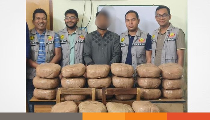 গাঁজা ও প্রাইভেটকারসহ পেশাদার মাদক কারবারি গ্রেপ্তার গাঁজা ও প্রাইভেটকারসহ পেশাদার মাদক কারবারি গ্রেপ্তার