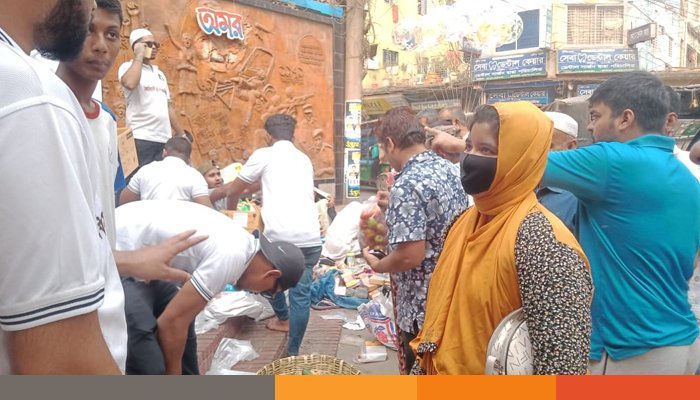 ভৈরবে বাজার সিন্ডিকেট ভাঙতে শিক্ষার্থীদের বিনা লাভের দোকান