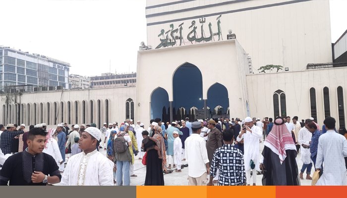 বায়তুল মোকাররমে ঈদুল ফিতরের পাঁচ জামাত অনুষ্ঠিত বায়তুল মোকাররমে ঈদুল ফিতরের পাঁচ জামাত অনুষ্ঠিত