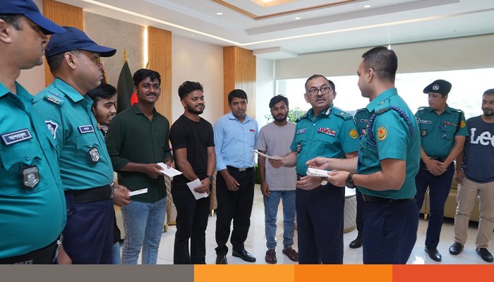 ধানমন্ডিতে ডাকাত গ্রেপ্তার করায় ৪ পুলিশ ও ৬ সহায়তাকারীকে পুরস্কৃত করলেন ডিএমপি কমিশনার