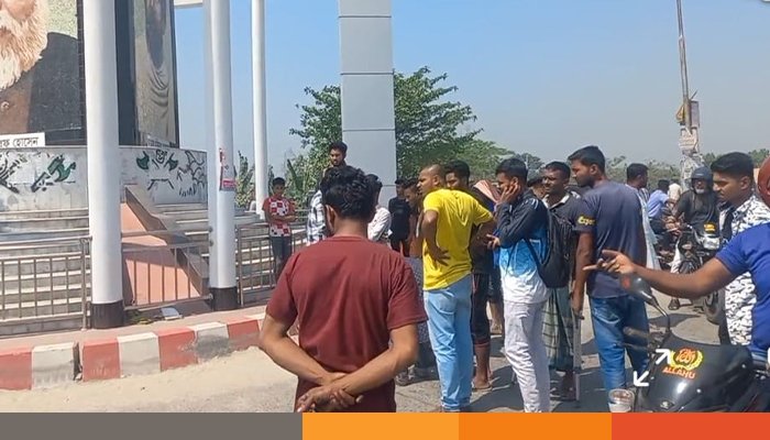 ঈদে বাড়ি ফেরা হলো না মা-ছে‌লের, হাসপাতালে বাবা