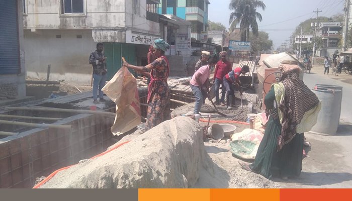 গাংনীতে ড্রেন নির্মাণে নিম্নমানের সামগ্রী