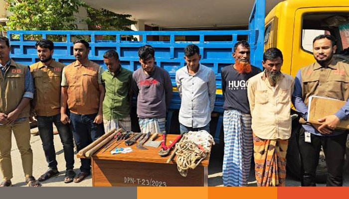 নেত্রকোণায় পাহারাদারকে হত্যা ও ৭ গরু ডাকাতি; আন্তঃজেলা ডাকাত দলের ৫ সদস্য গ্রেপ্তার নেত্রকোণায় পাহারাদারকে হত্যা ও ৭ গরু ডাকাতি; আন্তঃজেলা ডাকাত দলের ৫ সদস্য গ্রেপ্তার