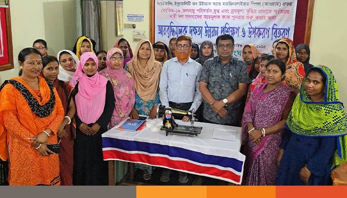 নেত্রকোণায় প্রান্তিক নারীদের মাঝে সেলাই মেশিন বিতরণ নেত্রকোণায় প্রান্তিক নারীদের মাঝে সেলাই মেশিন বিতরণ