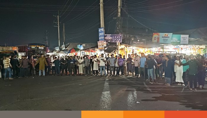 নোয়াখালীতে সিএনজিতে কলেজ ছাত্রীকে হেনস্থার প্রতিবাদে সড়ক অবরোধ