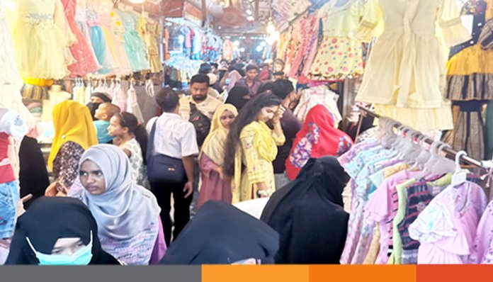 ঈদ-পূজার কেনাকাটায় গাউছিয়ায় ভিড়, দাম নিয়ে মিশ্র প্রতিক্রিয়া ঈদ-পূজার কেনাকাটায় গাউছিয়ায় ভিড়, দাম নিয়ে মিশ্র প্রতিক্রিয়া