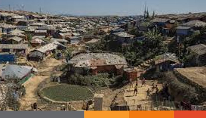 কক্সবাজারের উখিয়ায় রোহিঙ্গা ক্যাম্পে পাহাড় কাঁটার ধুম