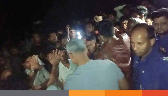 ছিনতাইয়ের অভিযোগে জনতার হাতে এএসআই আটক