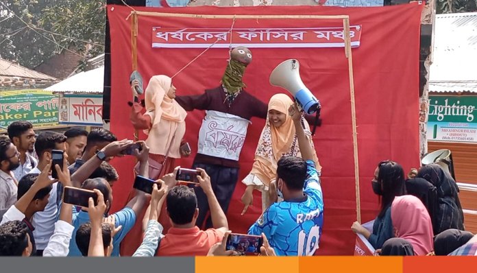 জয়পুরহাটে ধর্ষকদের কুশপুতুল ফাঁসিতে ঝোলালো ছাত্র-জনতা