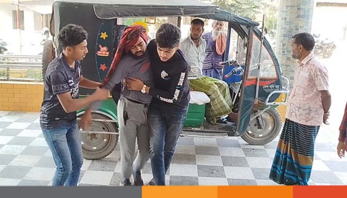 ঝিনাইদহে পাওনা টাকা চাওয়াকে কেন্দ্র করে সংঘর্ষে আহত ১৪ জন