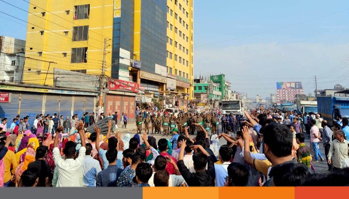 টঙ্গীতে মহাসড়ক অবরোধ করে শ্রমিকদের বিক্ষোভ