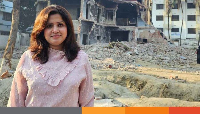 ধানমন্ডি ৩২-এ সেই ভাঙা বাড়ির সামনে ছবি তুলে যা বললেন ন্যান্সি ধানমন্ডি ৩২-এ সেই ভাঙা বাড়ির সামনে ছবি তুলে যা বললেন ন্যান্সি