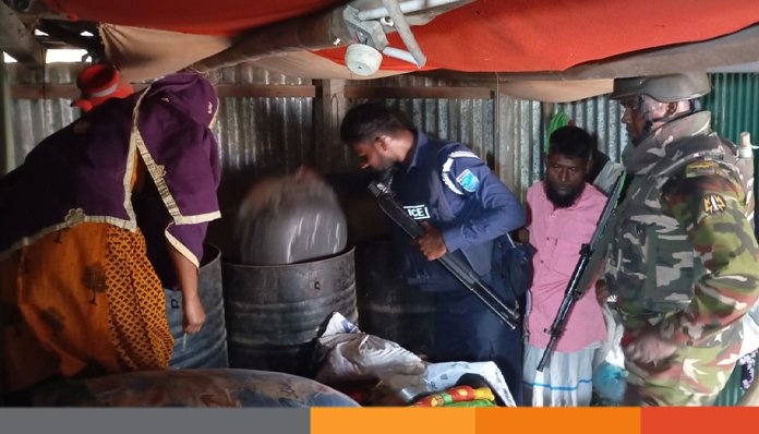 নরসিংদীতে যৌথবাহিনীর অভিযানে গ্রেফতার-২০, দেড় শতাধিক দেশিয় অস্ত্র উদ্ধার নরসিংদীতে যৌথবাহিনীর অভিযানে গ্রেফতার-২০, দেড় শতাধিক দেশিয় অস্ত্র উদ্ধার